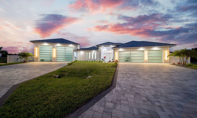 Burnt Store Casa | Sunset Manor - Luxurious 5BR/4BA Pool Canal front home in Cape Coral