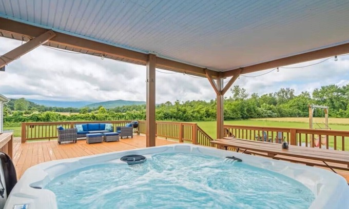 Luray Casa | Sunset Mountain Retreat! Mountains! Caverns! Hot Tub! Family & dog friendly!