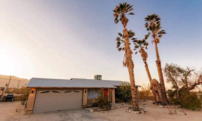 Twentynine Palms Casa | Sunset Oasis ! 3 min to Joshua Tree National Park! Ideal for family gatherings