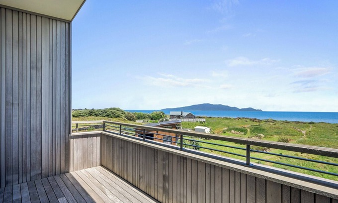 Peka Peka Casa | Sunset Over Kapiti - Waikanae Holiday Home