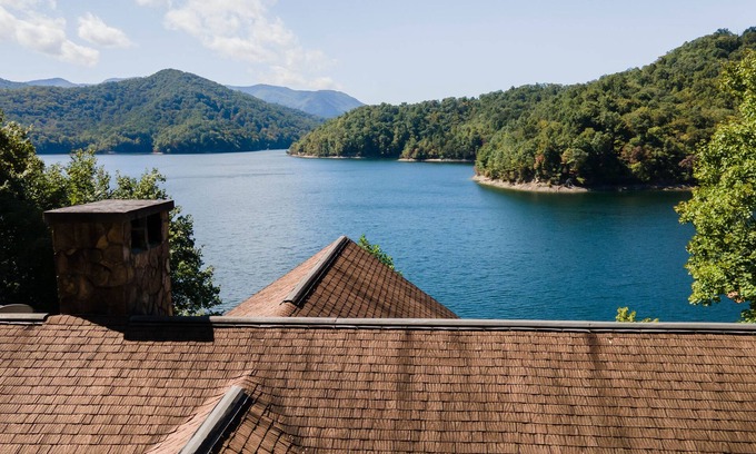 Topton Casa | Sunset Point - Lakefront, views, kayaks, fire pit, pet friendly