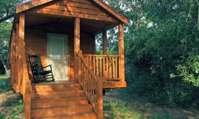 Cat Spring Cabina | Sunset Pond Private Cabin with Private Hot Tub & options to experience our Texas Safari!