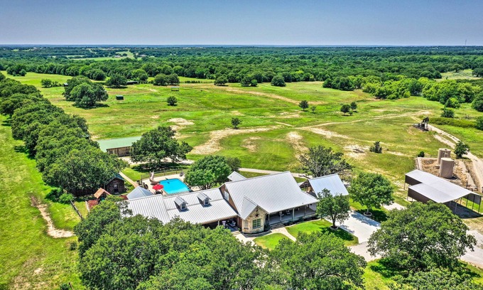Sunset Casa | ‘Sunset Ranch’ w/ Pool & Hot Tub on 29 Acres!