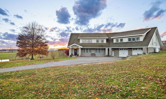 Canonsburg Casa | Sunset Serenade in the Country