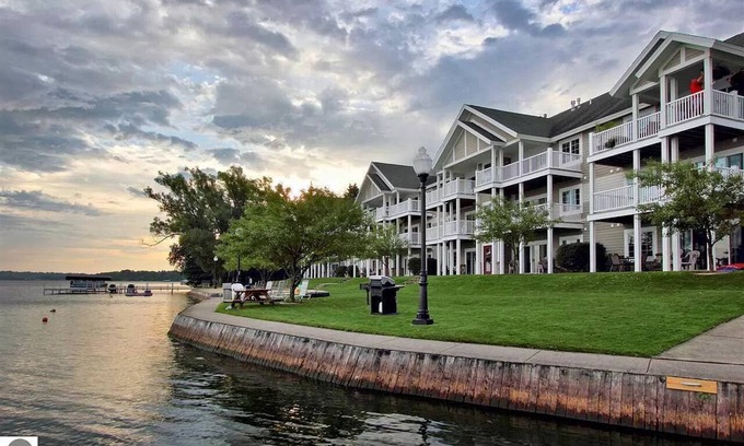 Cadillac Condominio | Sunset Shores Resort Lake Cadillac Mi. Waterfront 2-bedroom 2 bath condo.