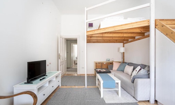 Kispest Apartamento | Sunset Square Studio with gallery