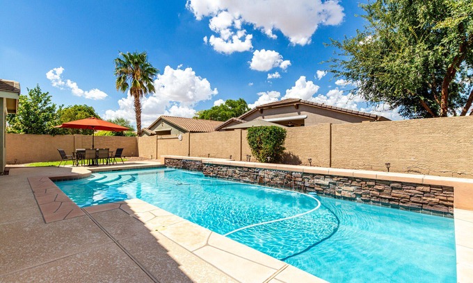 Rovey Farm Estates Casa | Sunset Stadium Stay! 5 Min Drive to State Farm Stadium, Westgate, Top Golf