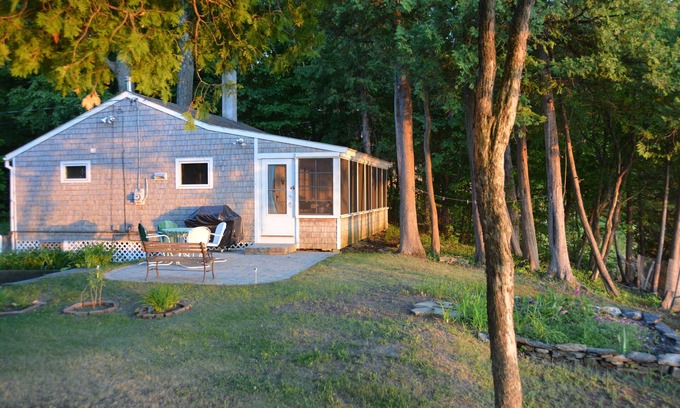 Malletts Bay Cabaña | Vistas del atardecer y playa privada en el lago Champlain, con muelle y amarre para botes.