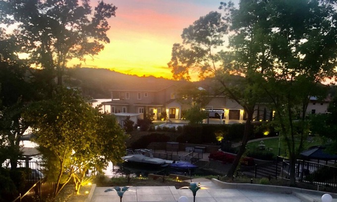 Copperopolis Casa | Sunset views from lakefront home!