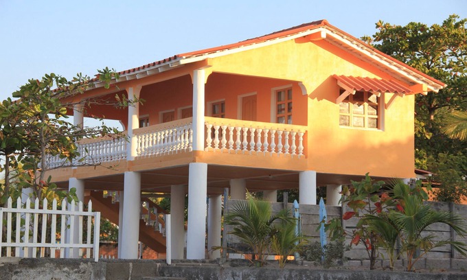 San Diego Casa | Olas al atardecer. Frente a la casa se encuentra una de las mejores olas en Nicaragua.