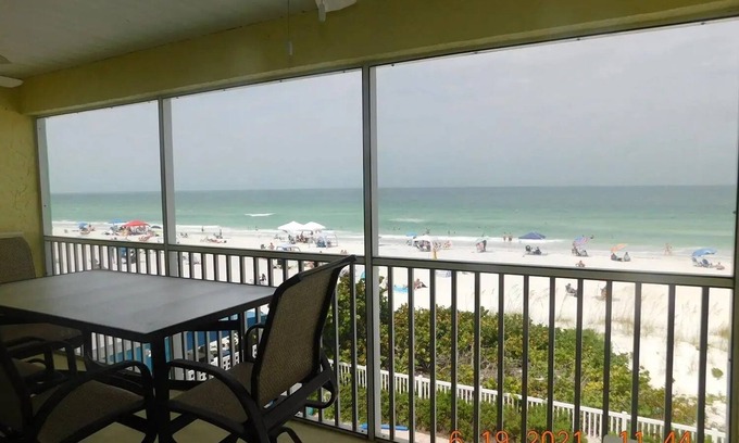 Bradenton Beach Condominio | SUNSETS FROM LANAI! Trolley and shops within walking distance!
