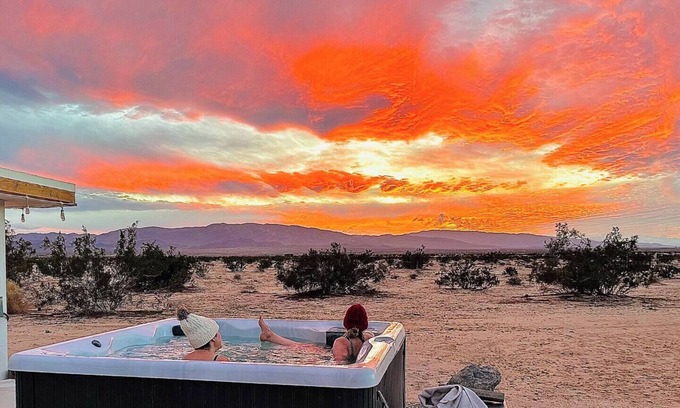 Wonder Valley Casa | Sunsets + Hot Tub + Starlink, 15 mins to Park