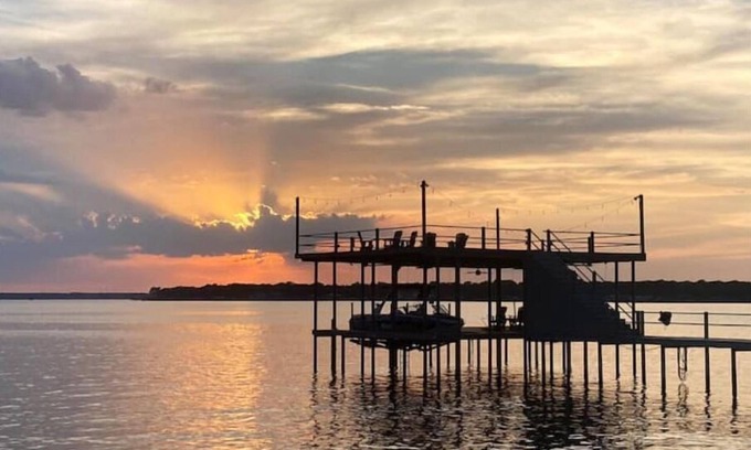 Leisure Land Casa | Sunsets on Cedar Creek Lake - Fantastic Lot with incredible lake access & views!