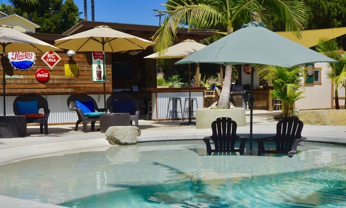 Fallbrook Casa | Sol y privacidad en un entorno estilo centro turístico con piscina / jacuzzi y bar al aire libre