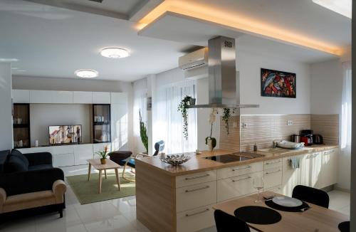 Gyor Apartamento | Sunshine Apartman with Free Parking