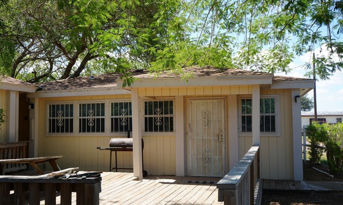 Arroyo City Cabaña | Sunshine cabin with a Shared fishing pier Not waterfront