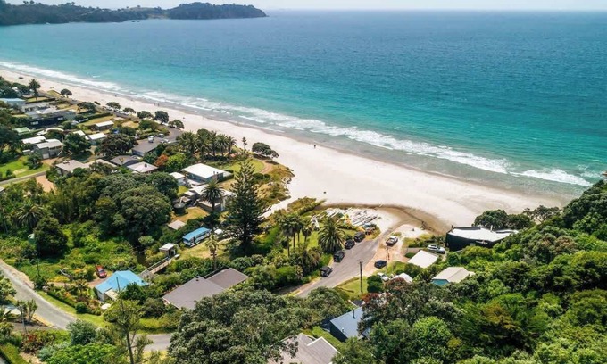 Onetangi Casa | Sunshine Cottage by the Sea - Stay Waiheke