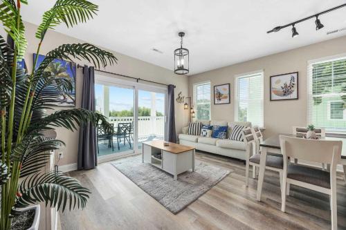 Myrtle Beach Casa | Sunshine Derby - 1 Block to Beach- Garage EV Charge