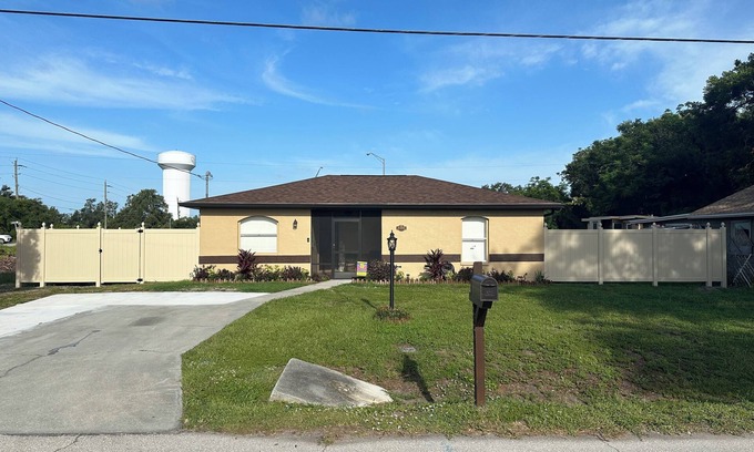 Memphis Casa | Sunshine Eleven Getaway Sleeps 6 Bedrooms 2 and pull out couch