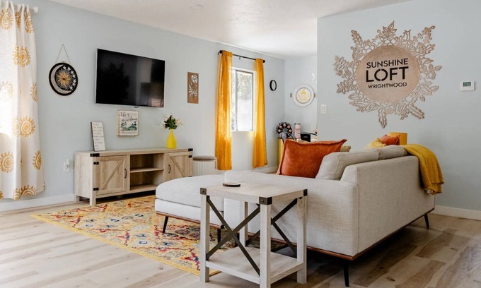 Wrightwood Apartamento | Sunshine Loft in downtown Wrightwood! Close to Ski Resort with amazing views!