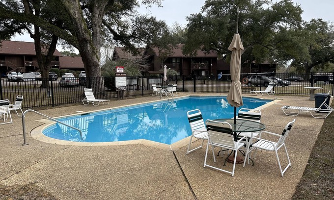 Diamondhead Condominio | Sunshine Oaks - 1st Floor Condo w/ Pool: Golf, Swim & Casino nearby!