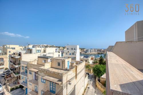 Marsaskala Apartamento | Sunshine penthouse 2BR heaven with AC, terrace & WIFI by 360 Estates