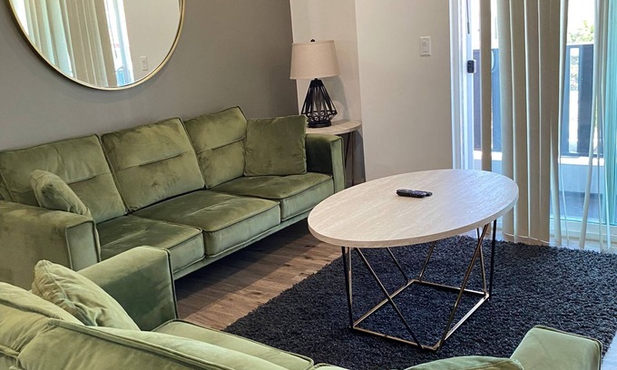Wilshire Casa | Sunshine Retreat Family House