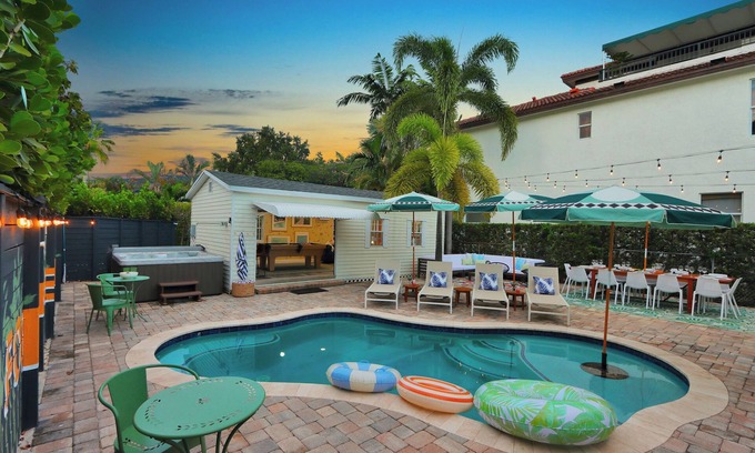 Victoria Park Casa | Sunshine Sippin' Oasis Luxury Design/Location/Heated Pool/Hot Tub/Putting Green