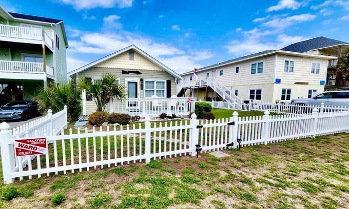 Surf City Casa | Sunshine Trio - Cute 2BR Cottage! Dog Friendly & Easy Beach Access