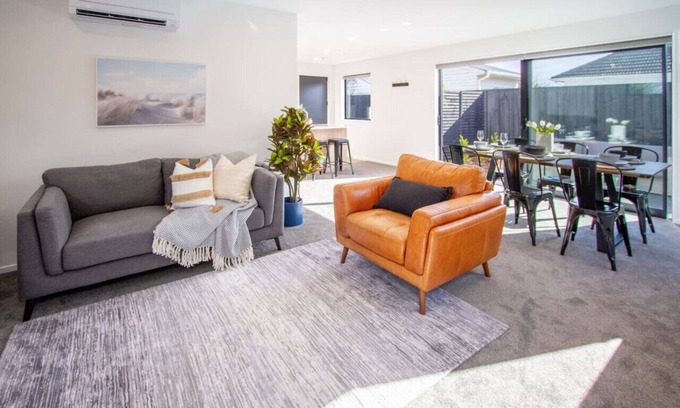 Saint Albans Casa | Sunsoaked Stylish 3 Bed 1.5 Bath Home w Garage