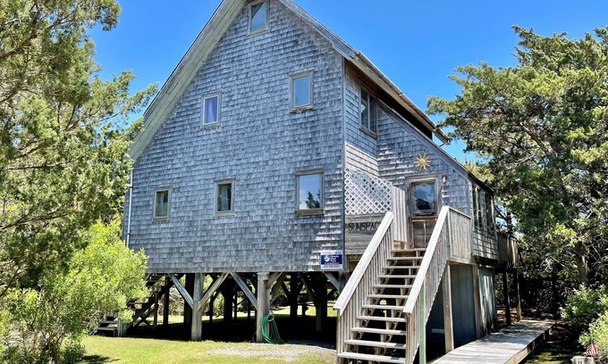 Ocracoke Casa | Sunspace: ubicación tranquila, porche, cubierta, puestas de sol en las copas de los árboles.
