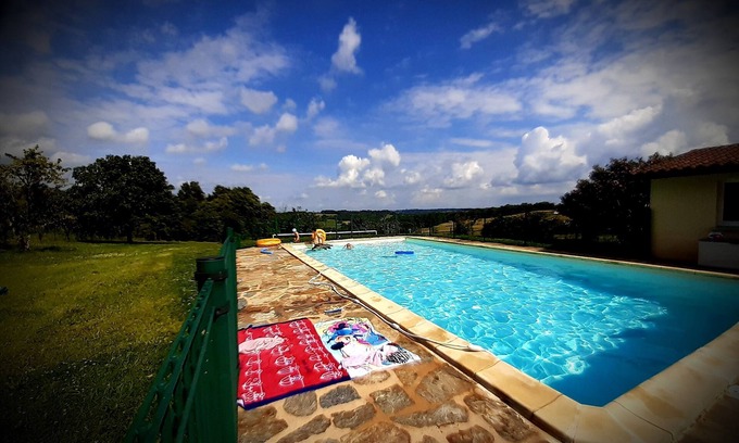 Saint-Martin-de-Fressengeas Casa | Superb character house with swimming pool & trampoline