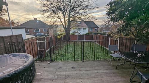 Leeds Casa | Super 7Bed House - Hot Tub - Large Gathering Meets