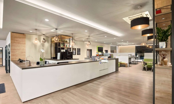 Schwabing-Freimann Hotel | Super 8 by Wyndham Munich City North
