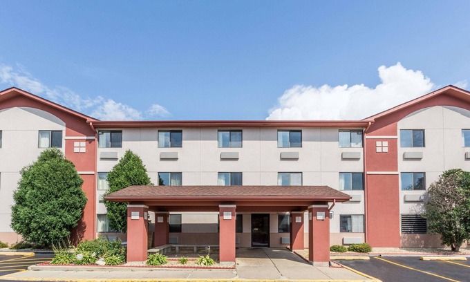 St. Charles Hotel | Super 8 by Wyndham St. Charles