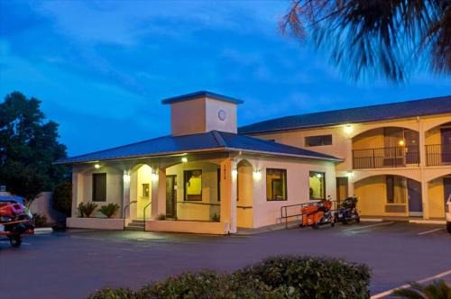 Walterboro - St. George Hotel | Super 8 by Wyndham Walterboro