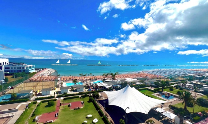 Fano Apartamento | Super Beachfront Penthouse for Families with Breakfast, 2 Parking Spaces, Private Beach