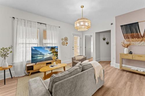 Historic Downtown Kissimmee Casa | SUPER BOHO - LAKE TOHO FISHiNG WATER FRONTs