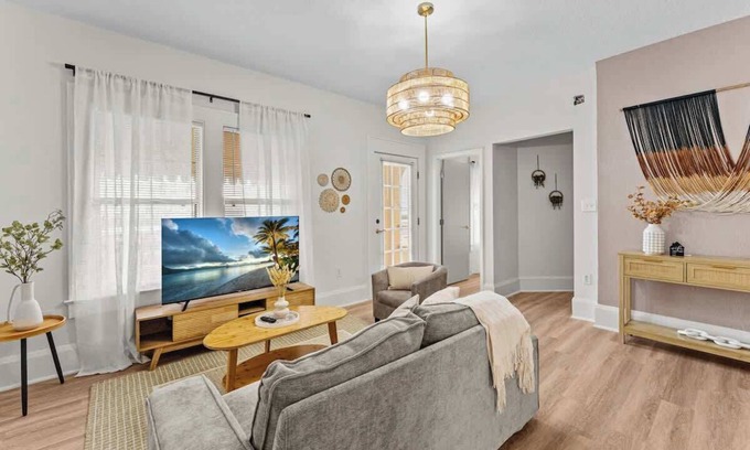 Historic Downtown Kissimmee Casa | SUPER BOHO - LAKE TOHO, FISHiNG, WATER FRONTs