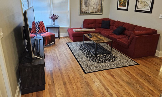 Woodstock Casa | Super clean and cute bungalow. Hot tub. 2 beds 1 bath. Fully fenced backyard ...