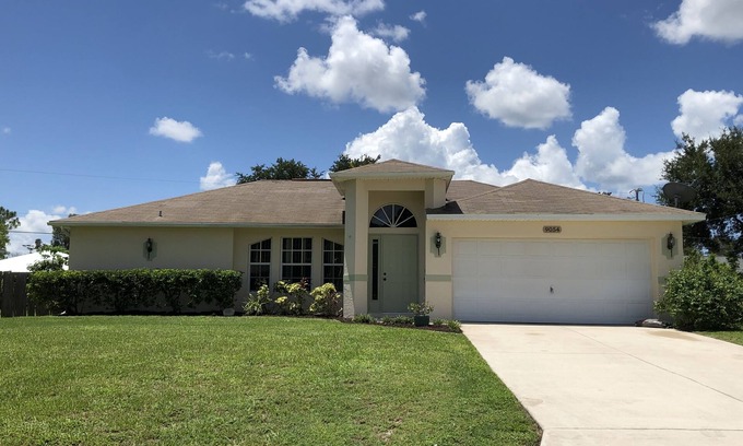 San Carlos Park Casa | Super Clean, Comfortable, & Centrally Located near RSW and FGCU