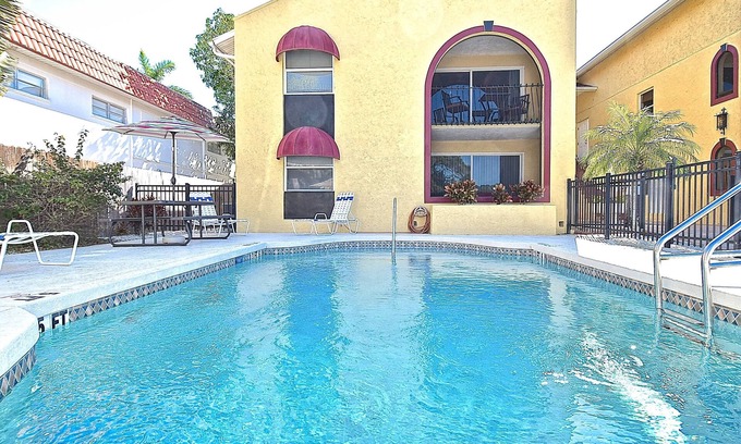 Sarasota Condominio | ¡Renovado! A minutos de Siesta Key. ¡Super limpio! ¡Grandes tarifas de verano!