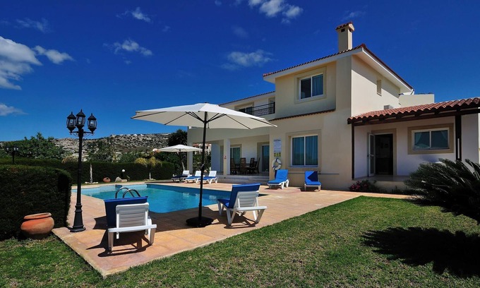 Peyia Town Villa | Villa Kolikas Tria - 4 dormitorios - Gran terraza con vistas al mar - Ideal para familias