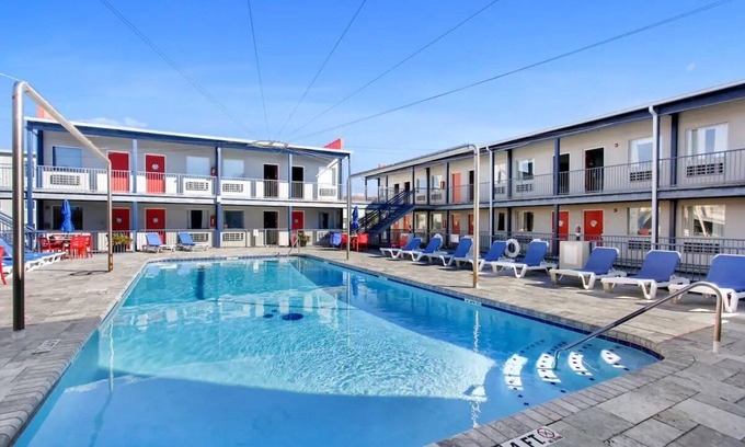 Tybee Island Condominio | Super cute 1B-1B on South beach-Steps to pool, beach, restaurants & nightlife!
