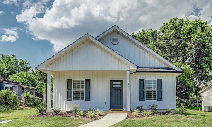 Johnson City Casa | Super-cute, 2022-built, 1 king BR/1 office house in Johnson City - WFH-friendly