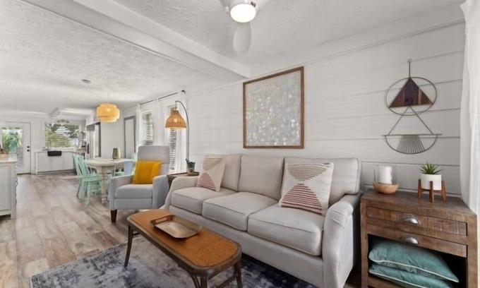 Holiday Beach Casa | Super Cute 2BR 2BA bungalow