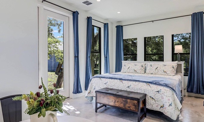 Rockport Cabaña | Super cute cottage with a modern flare! Pier! Kayak ramps! Very Private!