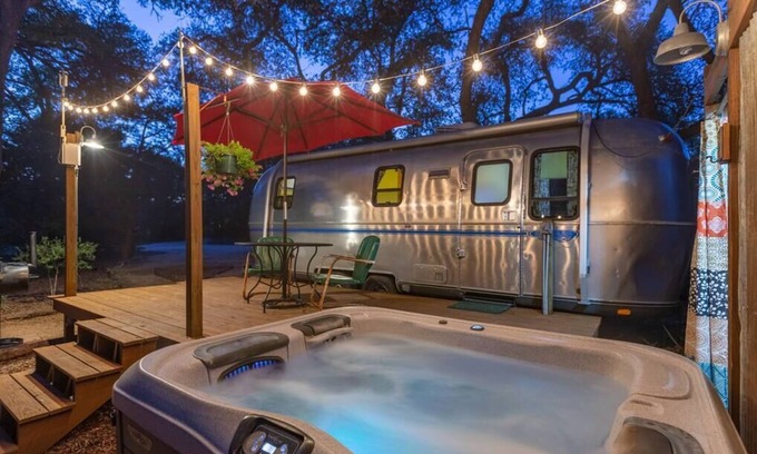 Wimberley Casa | Lindo estupendo Airstream Retro ** Bañera de hidromasaje y ducha al aire libre **
