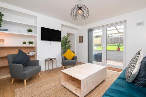Severn Beach Casa | Super King Bed Free Parking Alexa Garden Patio BBQ Sleeps 6