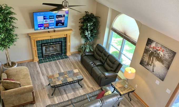 Lee's Summit Casa | Super location! Quite & Clean, Rock Island Walking & Biking trail. Nice Game Rm.